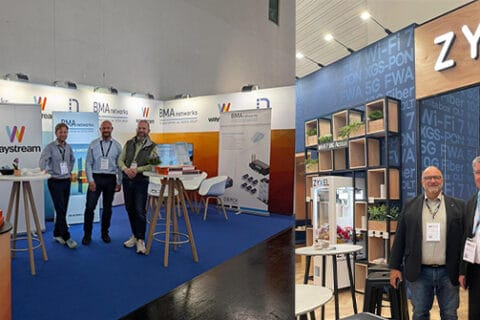 Messestand mit blauem Teppich und weißen Wänden, links Präsentation der Marke Waystream und BMA networks mit drei Männern vor Infotafeln und Stehtischen, rechts Stand von Zyxel mit zwei Männern vor Regalen und Werbebannern, die Lösungen für Breitband und Netzwerktechnik zeigen.