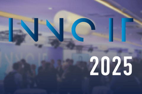 Veranstaltungsraum mit mehreren Personen im Gespräch, darüber der Schriftzug „INNO IT 2025“ in blau und weiß, symbolisiert Innovation und Digitalisierung im IT-Bereich.