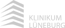 Logo des Klinikums Lüneburg mit stilisierter Gebäudedarstellung und Schriftzug auf dunklem Hintergrund.