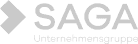 Logo der SAGA Unternehmensgruppe in Weiß auf transparentem Hintergrund, bestehend aus einem stilisierten Pfeil nach rechts und dem Schriftzug „SAGA Unternehmensgruppe“.