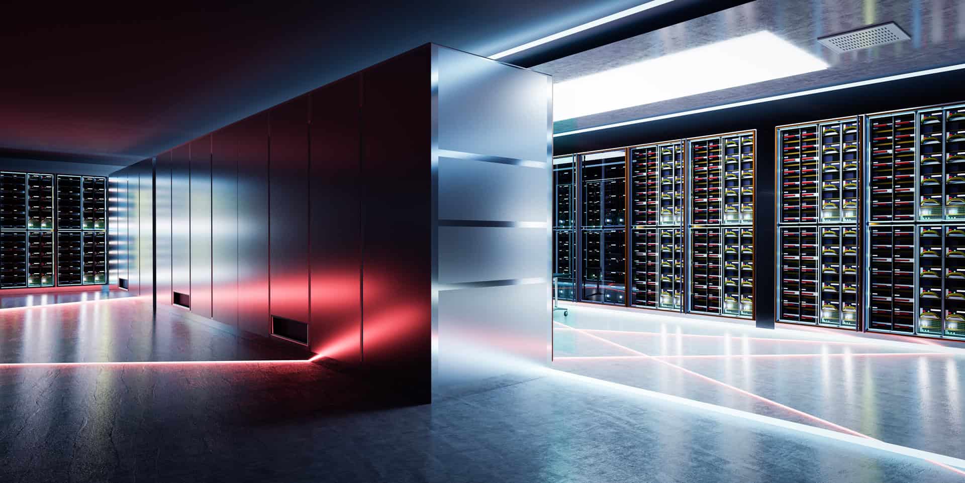 Moderner Serverraum mit mehreren Reihen von Server-Racks, beleuchtet durch blaue und rote LED-Lichtakzente, reflektierende Böden und Deckenpaneele, symbolisiert IT-Infrastruktur und Datacenter Solutions.