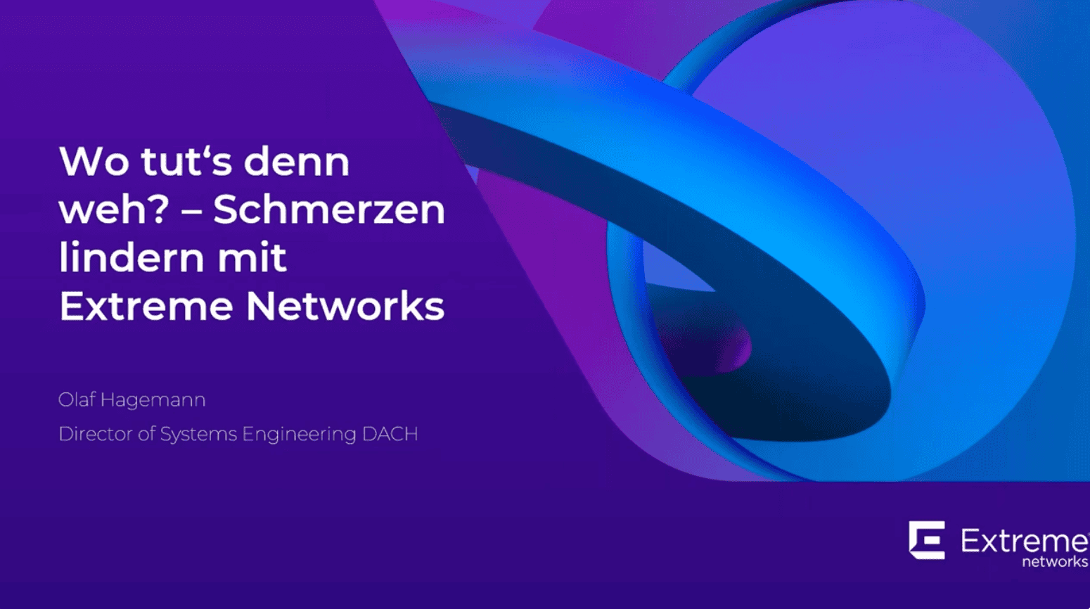 Text auf blau-violettem Hintergrund: „Wo tut‘s denn weh? – Schmerzen lindern mit Extreme Networks“. Darunter der Name Olaf Hagemann, Director of Systems Engineering DACH. Rechts unten das Logo von Extreme Networks. Im Hintergrund ein abstraktes, dreidimensionales, blaues und violettes Band.