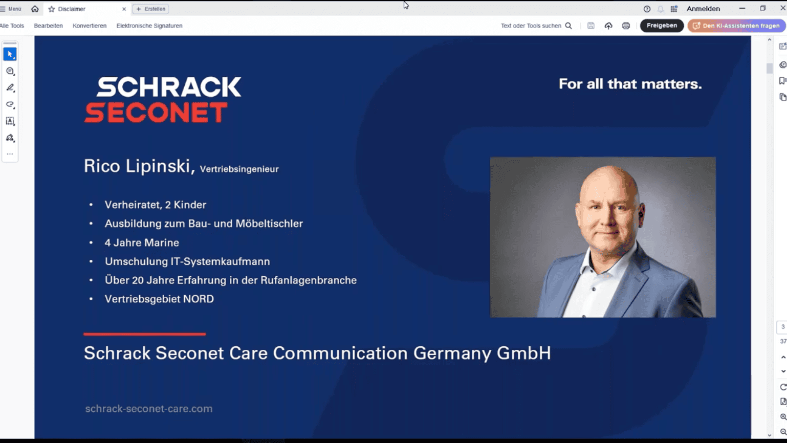 Porträtfoto eines Mannes in Anzug auf blauem Hintergrund mit Text zu Rico Lipinski, Vertriebsingenieur bei Schrack Seconet Care Communication Germany GmbH. Angaben: verheiratet, 2 Kinder, Ausbildung Bau- und Möbeltischler, 4 Jahre Marine, Umschulung IT-Systemkaufmann, über 20 Jahre Erfahrung in Rufanlagenbranche, Vertriebsgebiet Nord. Slogan „For all that matters.“ und Firmenlogo Schrack Seconet.