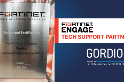 Zertifikat auf Metallplatte mit dem Fortinet-Logo und der Auszeichnung „Authorized FortiPartner“ für Gordion als Value Added Reseller seit 2003, darunter Unterschrift von Ken Xie, Präsident & CEO von Fortinet. Daneben Grafik mit Fortinet Engage Tech Support Partner und dem Schriftzug Gordion, ein Unternehmen der dierckgroup, vor blauem Hintergrund.