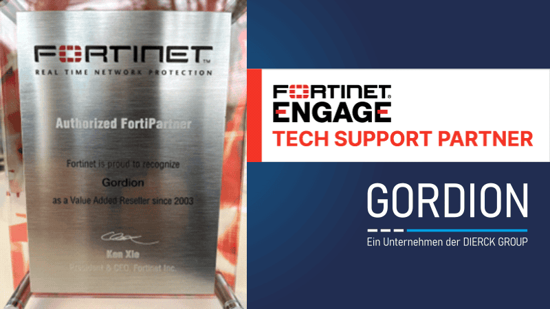 Zertifikat auf Metallplatte mit dem Fortinet-Logo und der Auszeichnung „Authorized FortiPartner“ für Gordion als Value Added Reseller seit 2003, darunter Unterschrift von Ken Xie, Präsident & CEO von Fortinet. Daneben Grafik mit Fortinet Engage Tech Support Partner und dem Schriftzug Gordion, ein Unternehmen der dierckgroup, vor blauem Hintergrund.