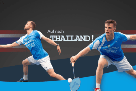 Zwei junge Männer in blauen Sporttrikots mit dem Schriftzug „dierck“ spielen Badminton, einer schlägt den Federball, der andere ist in einer Abwehrhaltung. Im Hintergrund stilisierte Streifen in den Farben der thailändischen Flagge und der Text „Auf nach THAILAND!“.