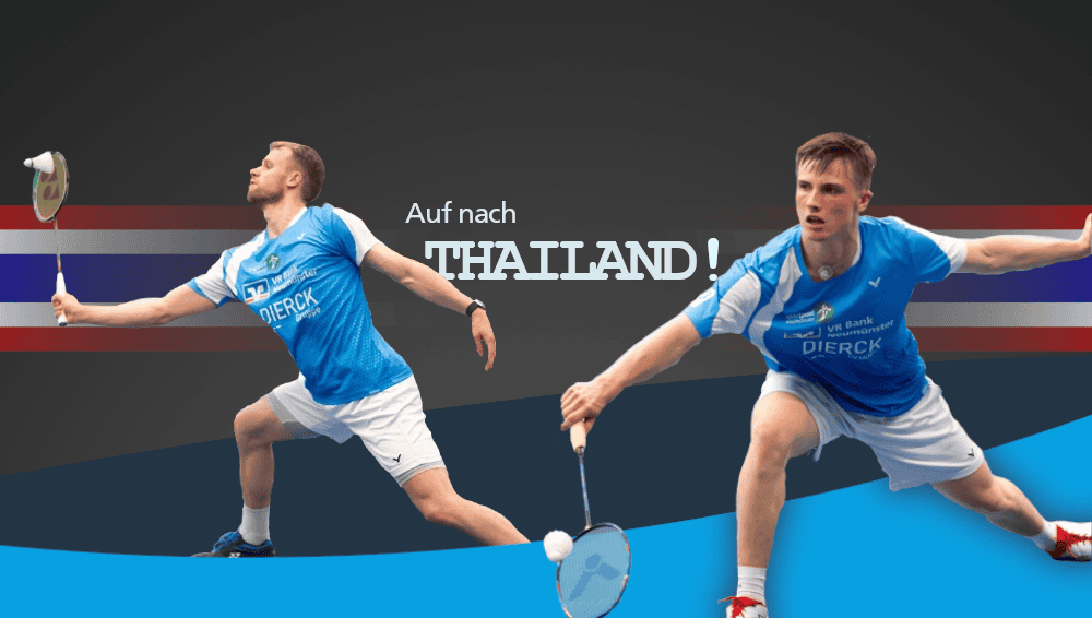 Zwei junge Männer in blauen Sporttrikots mit dem Schriftzug „dierck“ spielen Badminton, einer schlägt den Federball, der andere ist in einer Abwehrhaltung. Im Hintergrund stilisierte Streifen in den Farben der thailändischen Flagge und der Text „Auf nach THAILAND!“.