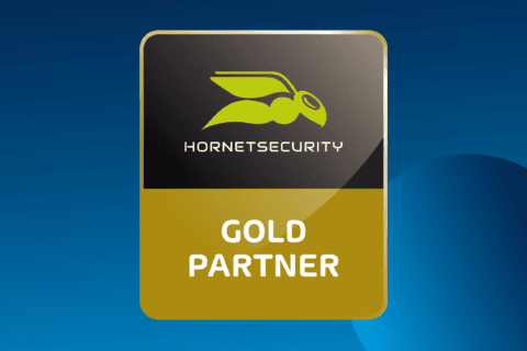Hornetsecurity Gold Partner Emblem mit grünem Hornissen-Logo und weißer Schrift auf schwarzem und goldenem Hintergrund vor blauem Farbverlauf, Symbol für IT-Security Partnerschaft der dierckgroup.