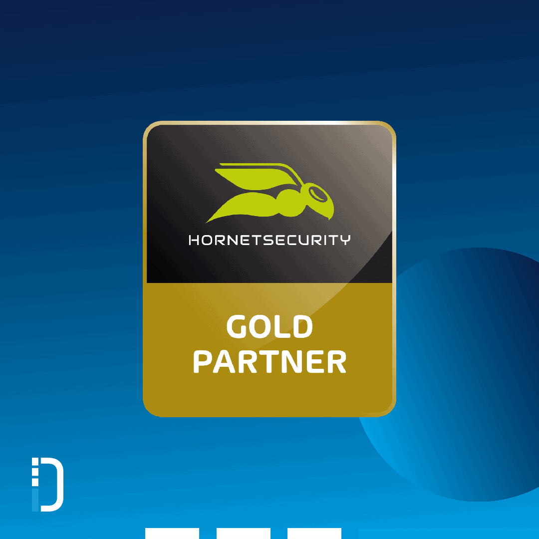 Hornetsecurity Gold Partner Emblem mit grünem Hornissen-Logo und weißer Schrift auf schwarzem und goldenem Hintergrund vor blauem Farbverlauf, Symbol für IT-Security Partnerschaft der dierckgroup.