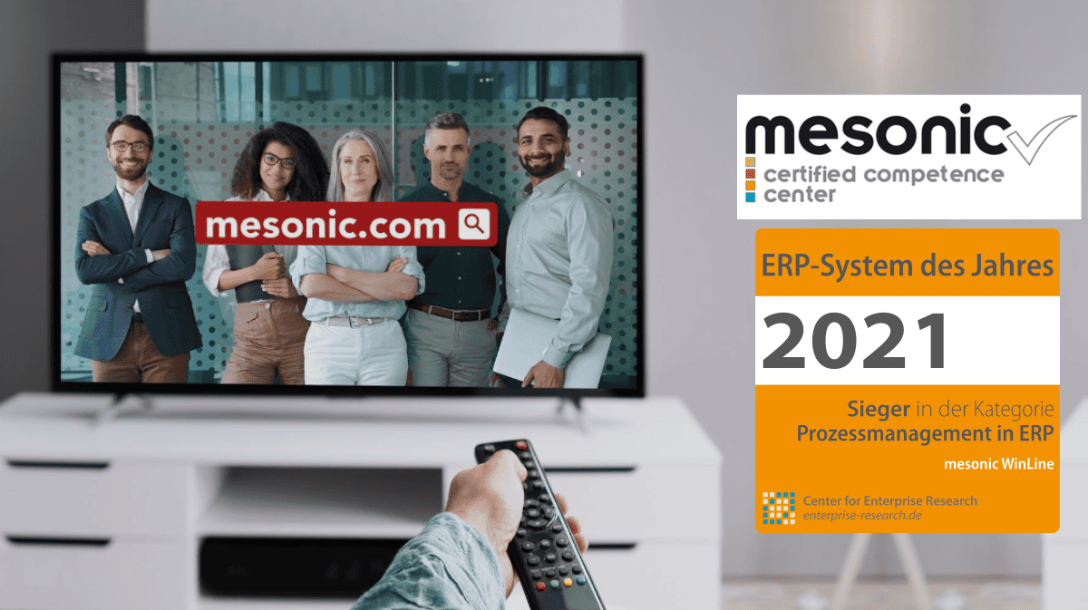 Fernseher zeigt fünf Personen vor einer Suchleiste mit Text „mesonic.com“. Rechts daneben Auszeichnung „mesonic certified competence center“ mit Text „ERP-System des Jahres 2021, Sieger in der Kategorie Prozessmanagement in ERP, mesonic WinLine“. Hand mit Fernbedienung im Vordergrund. Darstellung im Kontext von Digitalisierung und IT-Lösungen.