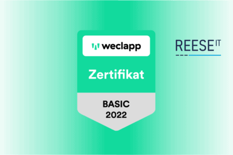 Weclapp Zertifikat Basic 2022 in grün-weiß, daneben Schriftzug REESE IT auf grünem Verlaufshintergrund, Hinweis auf Partnerschaft im Bereich IT-Beratung und Digitalisierung.