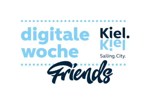 Logo mit dem Schriftzug „digitale woche“ in hellblau, darunter in dunkelblau das Wort „Friends“. Rechts daneben das Wort „Kiel.“ in dunkelblau und hellblau mit dem Zusatz „Sailing.City.“ in kleiner schwarzer Schrift.
