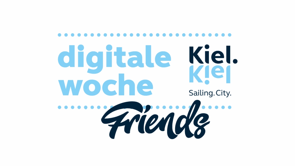 Logo mit dem Schriftzug „digitale woche“ in hellblau, darunter in dunkelblau das Wort „Friends“. Rechts daneben das Wort „Kiel.“ in dunkelblau und hellblau mit dem Zusatz „Sailing.City.“ in kleiner schwarzer Schrift.