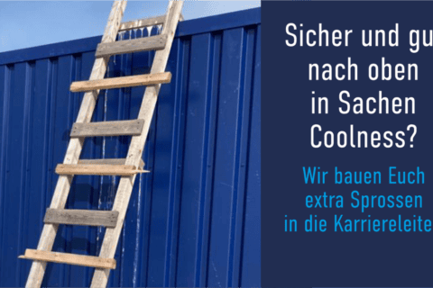 Holzleiter lehnt an einem blauen Container, daneben Text: „Sicher und gut nach oben in Sachen Coolness? Wir bauen Euch extra Sprossen in die Karriereleiter!