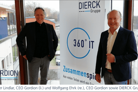 Zwei Männer in Business-Kleidung stehen in einem modernen Bürogebäude vor einem Banner mit dem Logo der dierckgroup und dem Schriftzug „360° IT Zusammenspiel“. Links steht Oliver Lindlar, CEO Gordion, rechts Wolfgang Ehrk, CEO Gordion. Im Hintergrund sind Fenster mit Blick auf weitere Gebäude und Bäume zu sehen. Das Banner verweist auf IT-Lösungen der dierckgroup.
