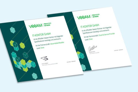 Zwei nebeneinander liegende Veeam-Partnerzertifikate für IT-KONTOR GmbH auf hellblauem Hintergrund, mit grünem und weißem Design, bestätigt als Value-Added Reseller und Cloud & Service Provider auf Silver-Level, mit Unterschriften und Datum.