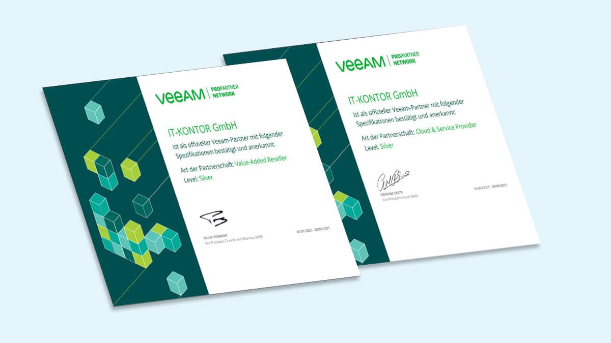 Zwei nebeneinander liegende Veeam-Partnerzertifikate für IT-KONTOR GmbH auf hellblauem Hintergrund, mit grünem und weißem Design, bestätigt als Value-Added Reseller und Cloud & Service Provider auf Silver-Level, mit Unterschriften und Datum.
